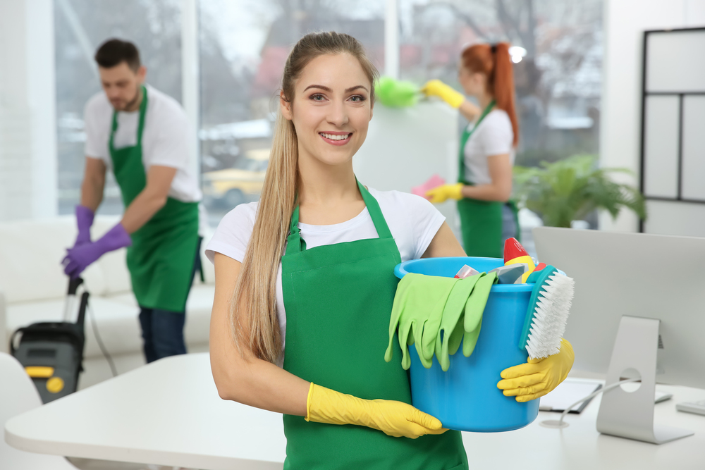 limpiadora con uniforme verde